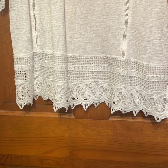 Beautiful white tunic with lace detail. Perfect for summer! - Picture 4 of 5